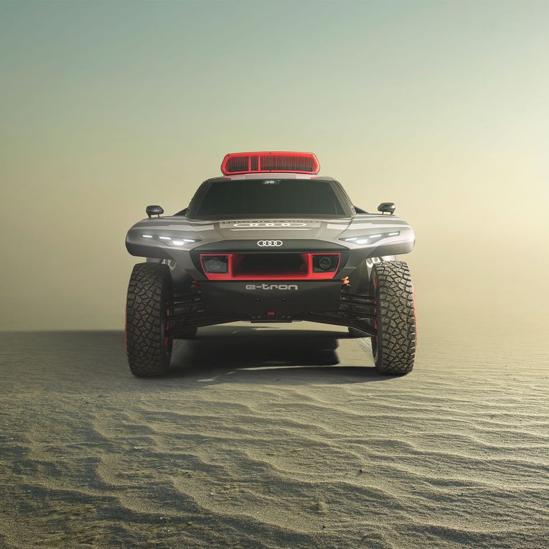 De Audi RS Q e-tron; de auto voor de Dakar-rally, op zand. 