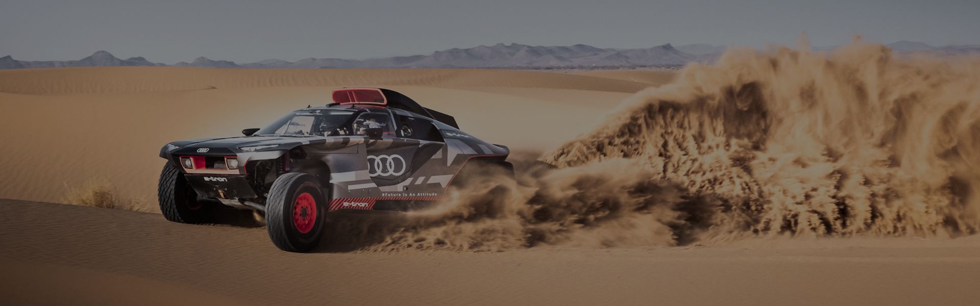 El Audi RS Q e-tron recorre un paisaje desértico.