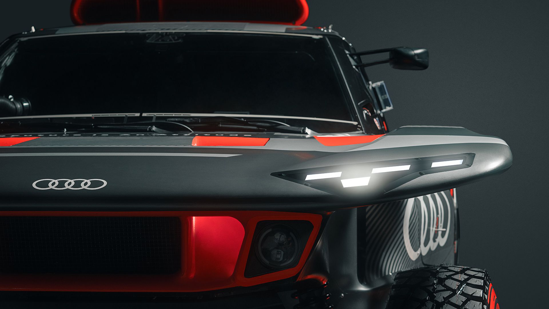 Close-up dei fari anteriori della Audi RS Q e-tron.