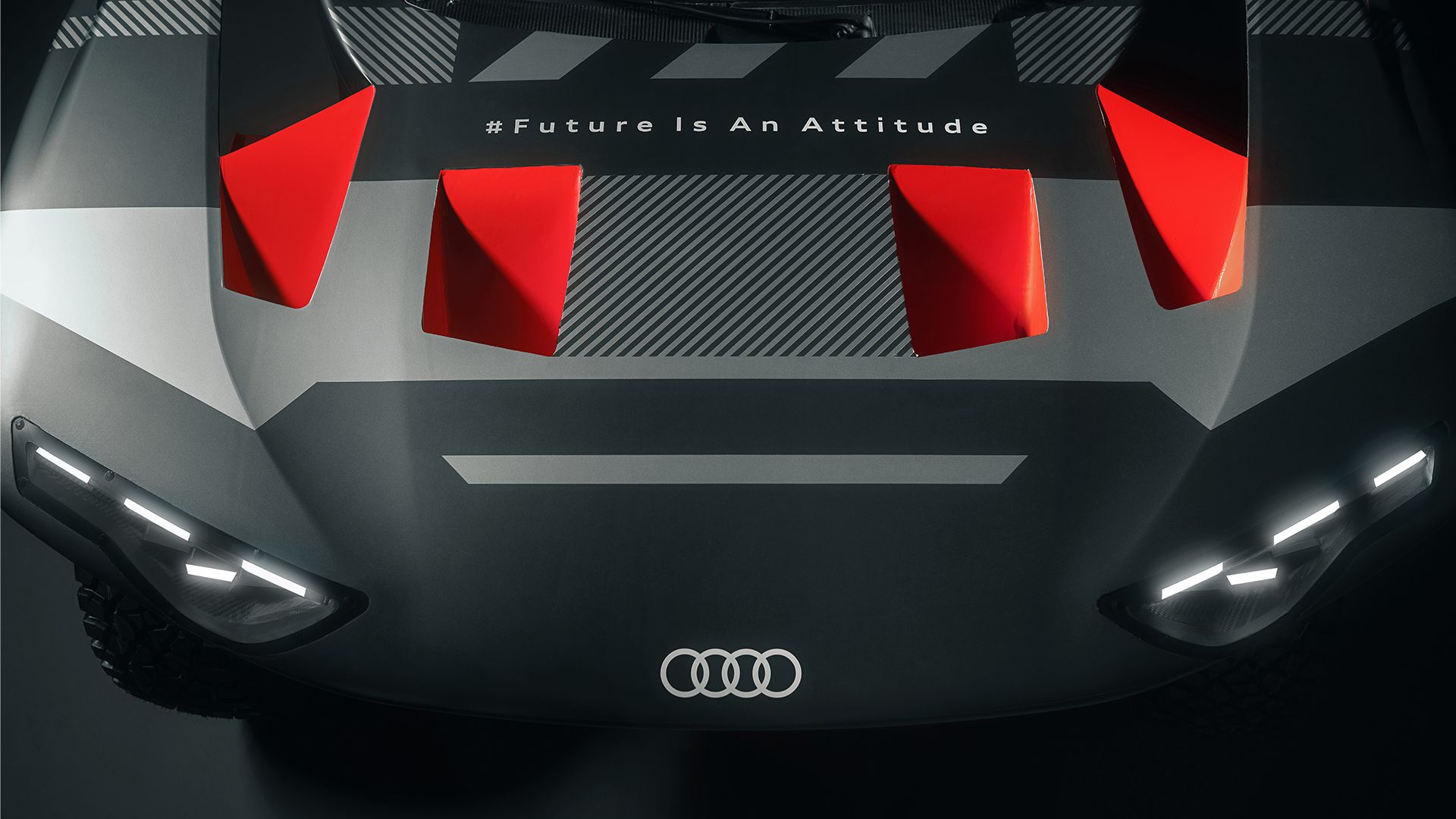 Close-up van de voorkap van de Audi RS Q e-tron.