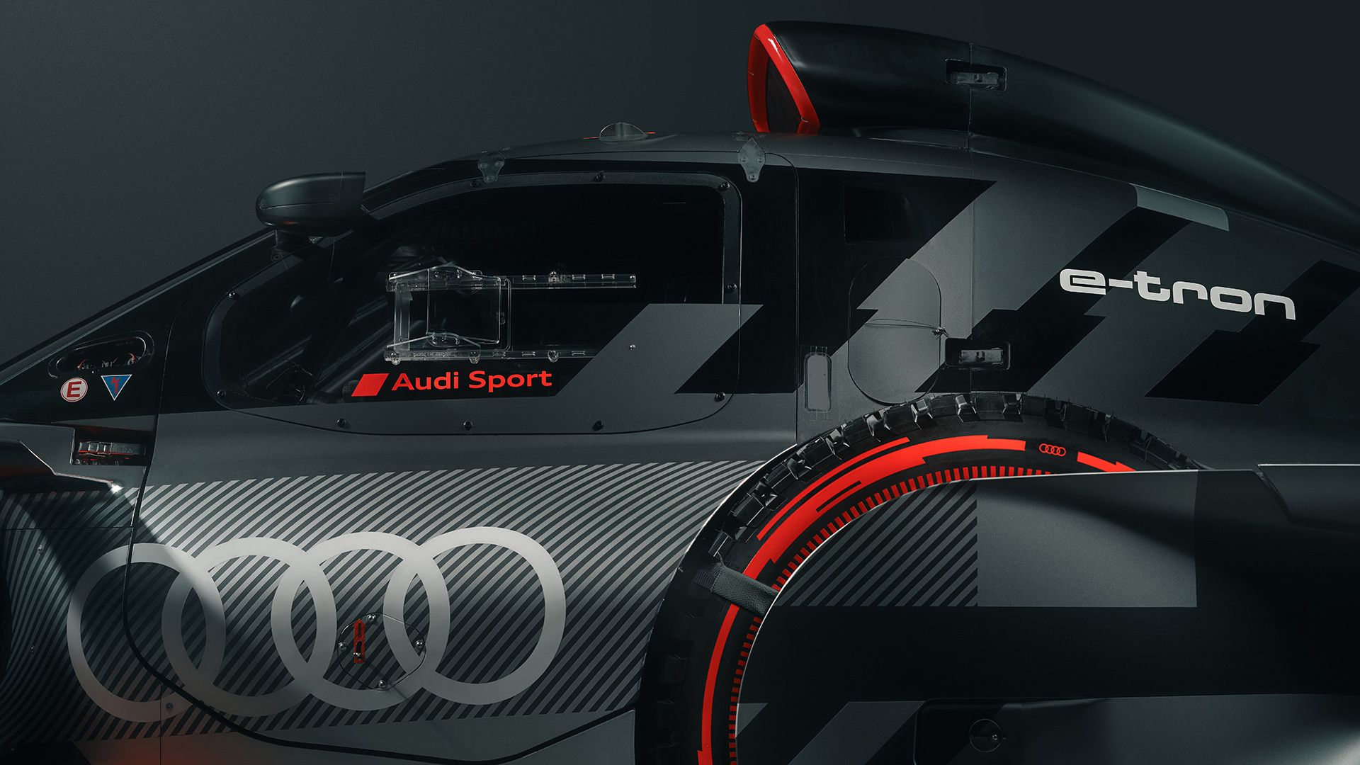 Detailweergave van de zijkant van de Audi RS Q e-tron met de steun voor het reservewiel.