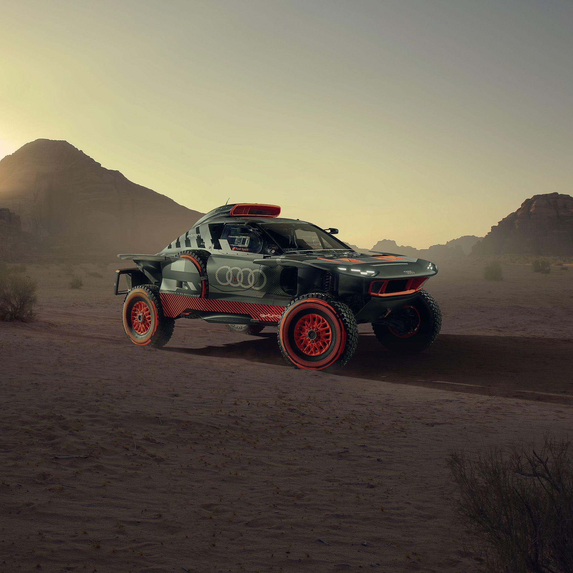 Der Audi RS Q e-tron durchquert eine Wüstenlandschaft.