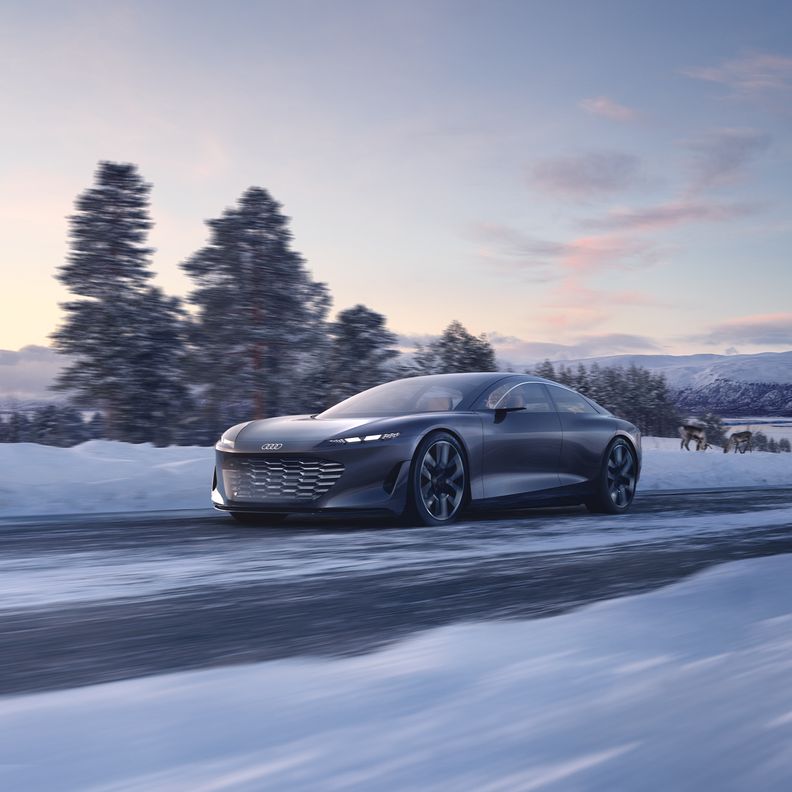 Arka planda karlı ağaçlarla, yolda Audi grandsphere concept’in sürüşü. 