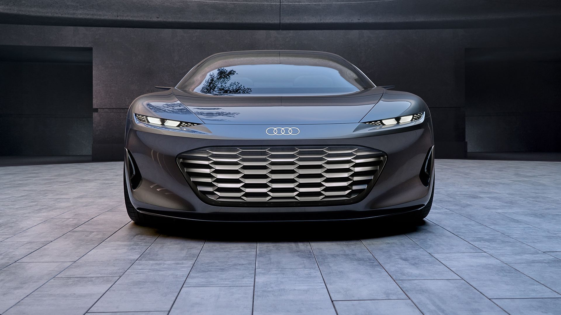 Yeni tek çerçeveli radyatör ızgarası ile Audi grandsphere concept otomobilin önden görünümü.