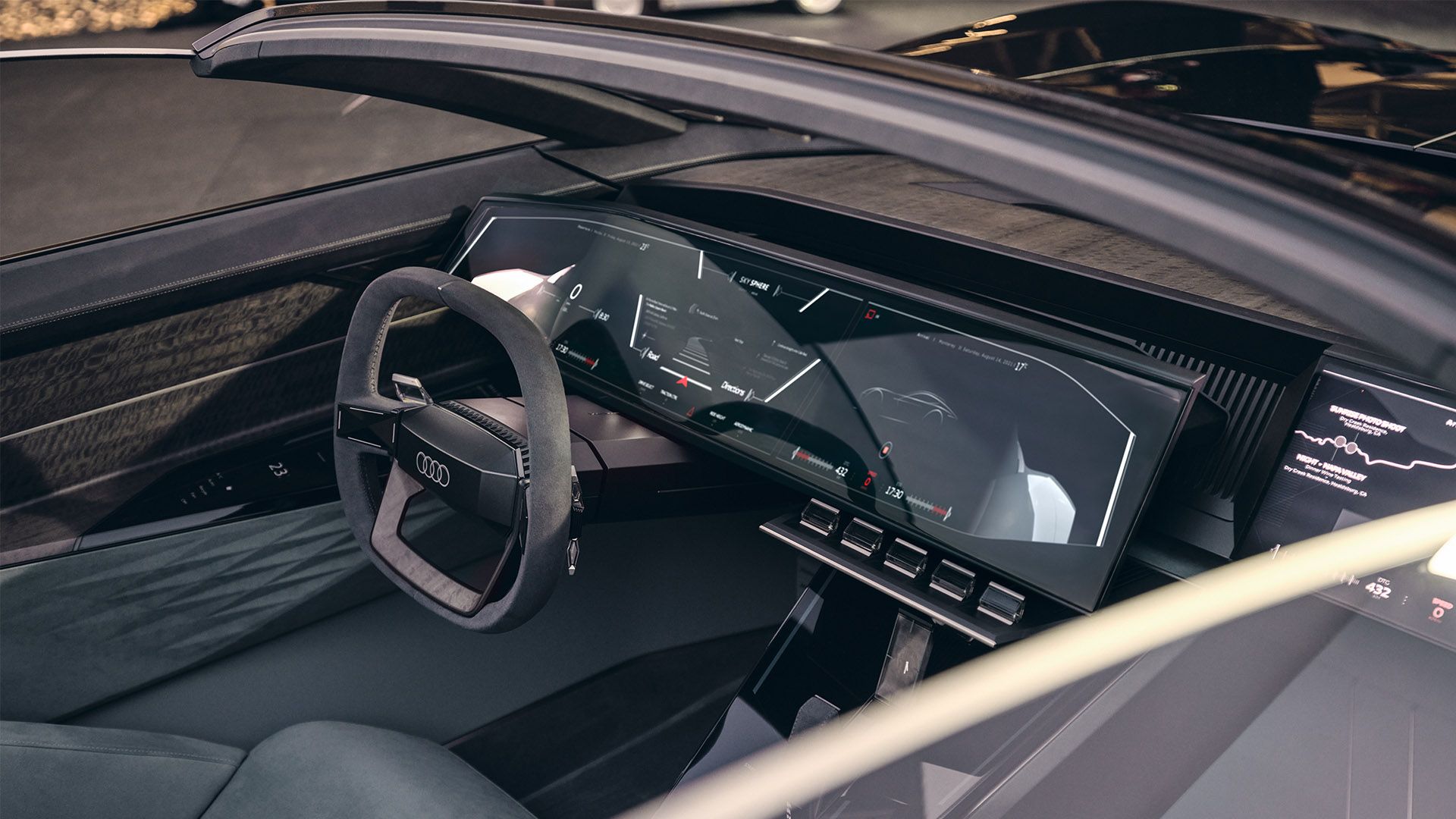 Blick auf Fahrersitz, Pedalerie, Lenkrad und Monitore im „Sports“-Modus des Audi skysphere concept.