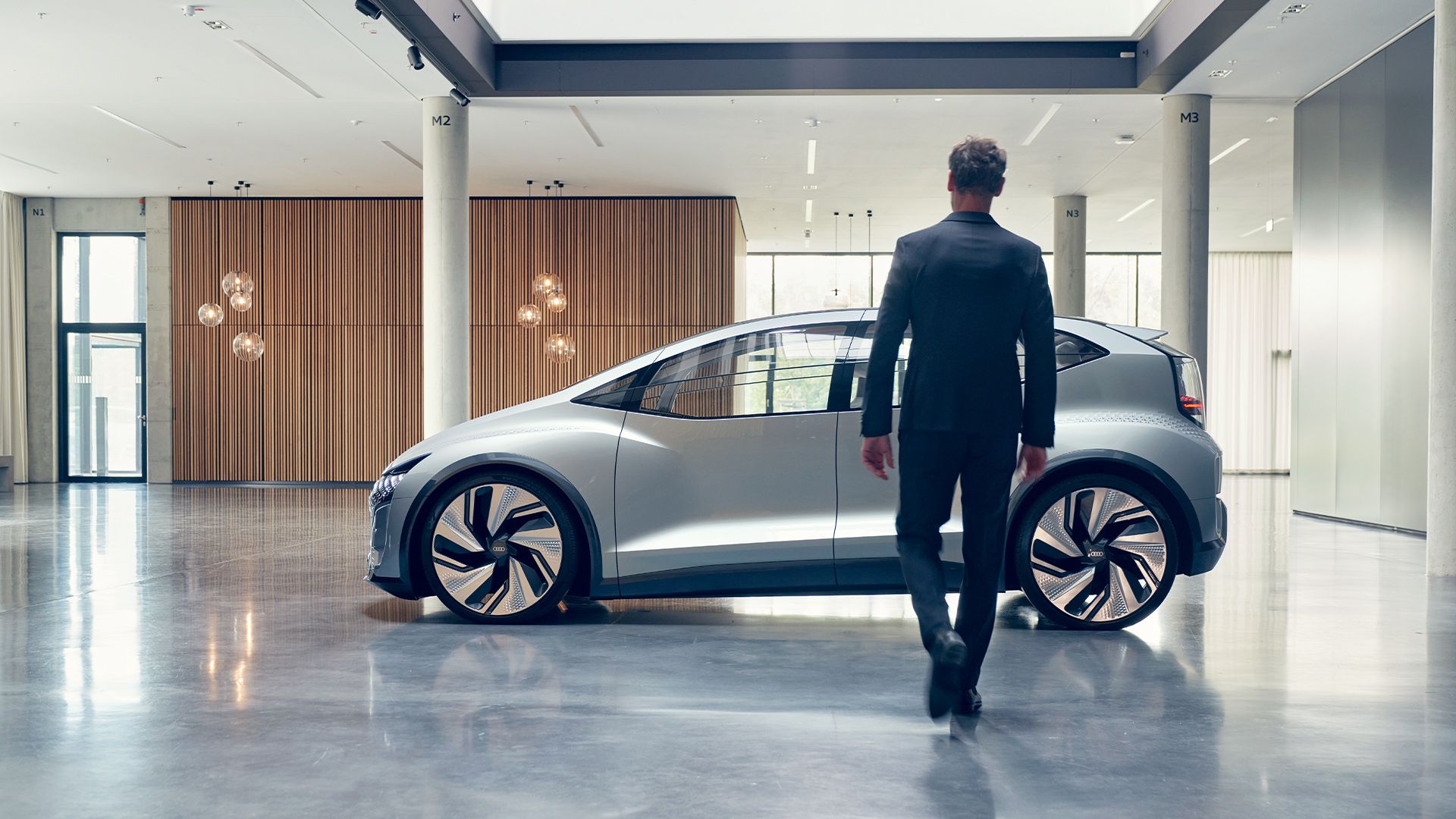 De Audi AI:ME¹ werd voor het eerst onthuld op Auto Shanghai 2019. Het visionaire mobiliteitsconcept voor de megasteden van de toekomst heeft compacte afmetingen, een baanbrekend interieur en de mogelijkheid om op niveau 4² in hoge mate geautomatiseerd te rijden. De hier getoonde auto is een conceptauto en is niet beschikbaar als productiemodel.