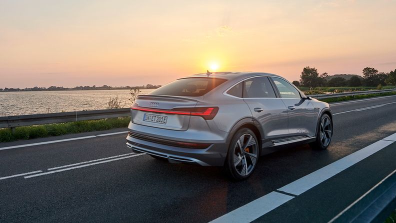 Audi e-tron Sportback guida oltre il sole che tramonta