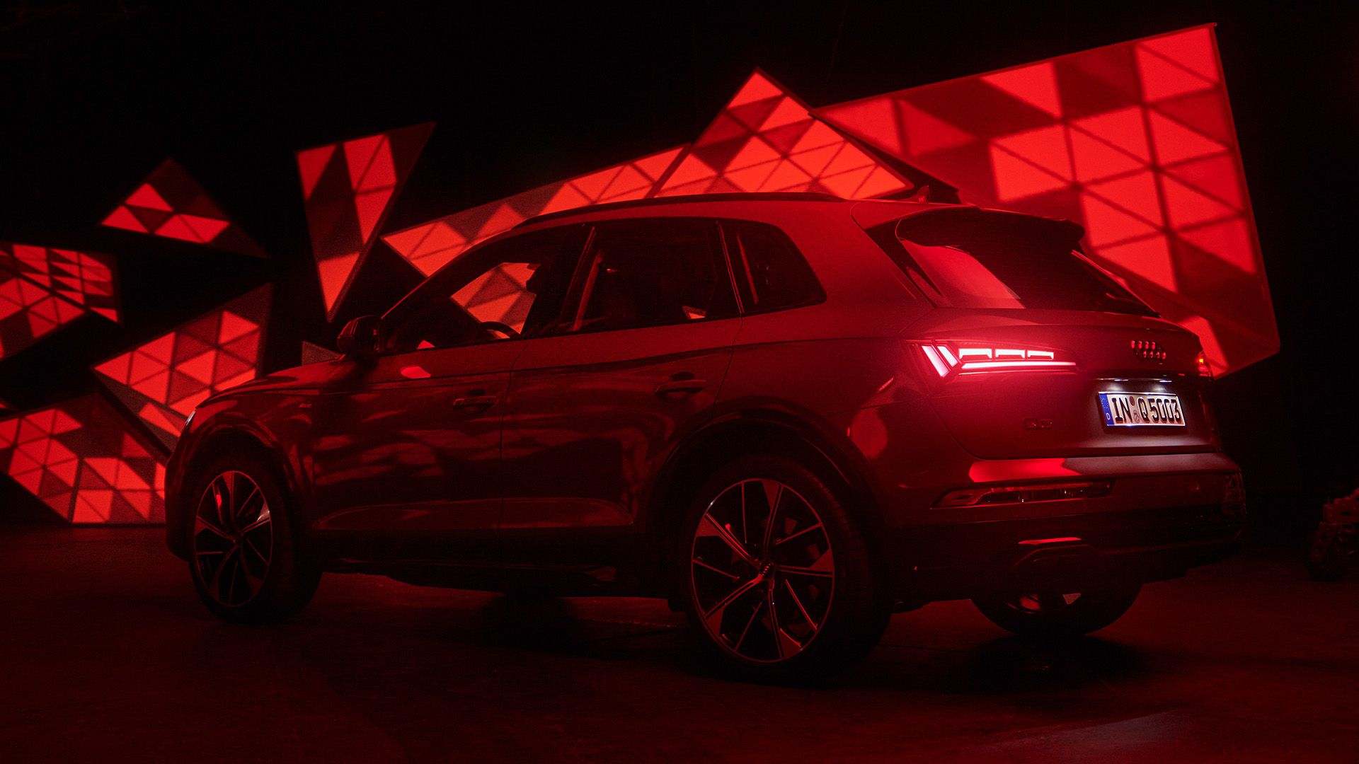 Novedad mundial en el nuevo SUV premium Audi Q5¹: las luces traseras con tecnología digital OLED² con hasta tres firmas diferentes entre las que elegir.