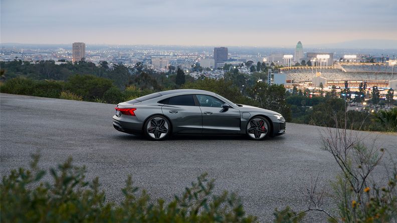 The Audi RS e-tron GT in front of the Los Angeles skyline. 