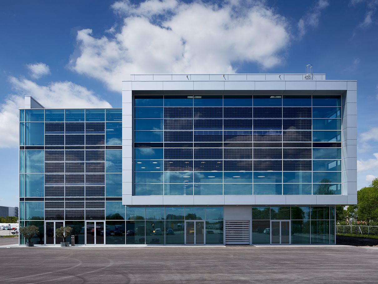 Von außen ist das Audi Brand Experience Center komplett mit Glas verkleidet.