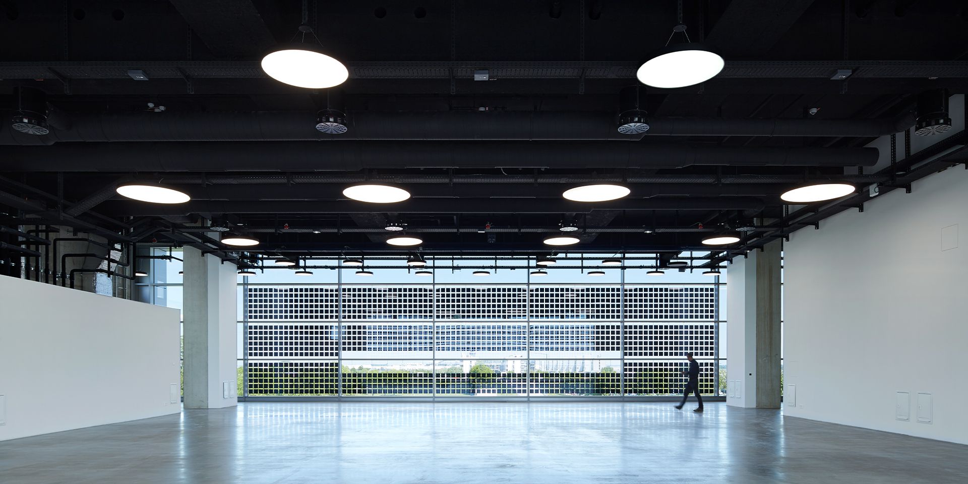 Das Audi Brand Experience Center bietet innen einen großen freien Raum pro Geschoss.