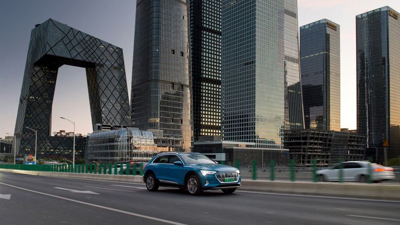 Audi e-tron fährt in einer asiatischen Großstadt.