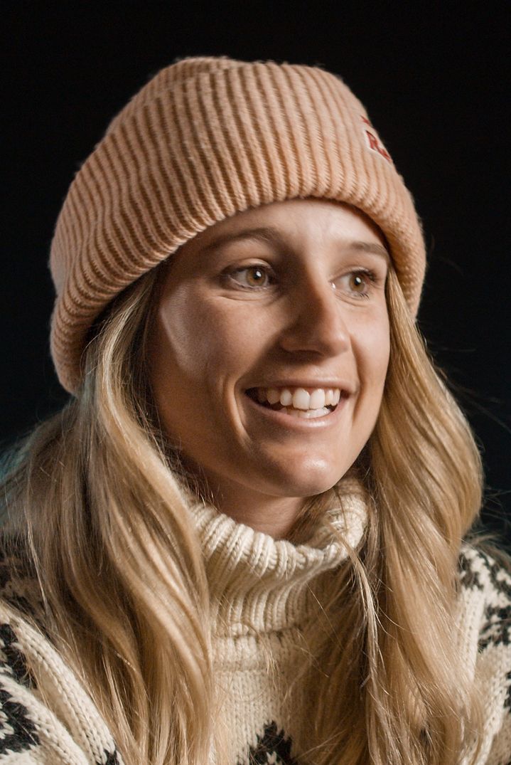Porträt von Olympiasiegerin Anna Gasser.