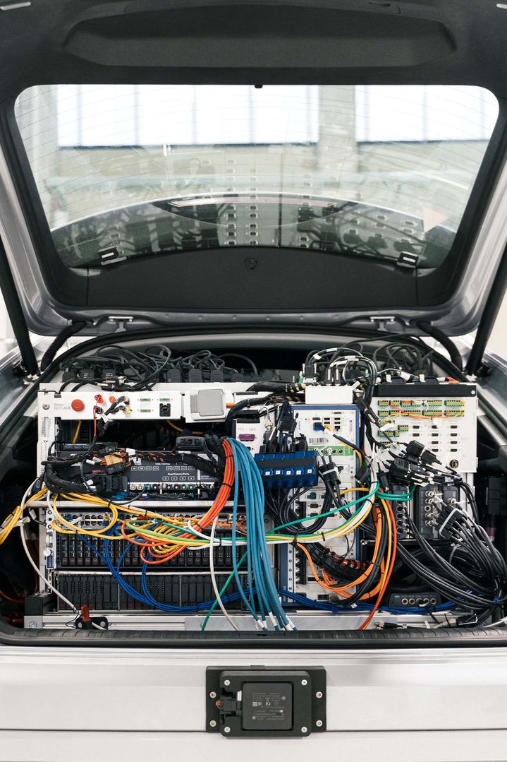 Ein Blick auf das technische Equipment im Kofferraum des Versuchsfahrzeugs
