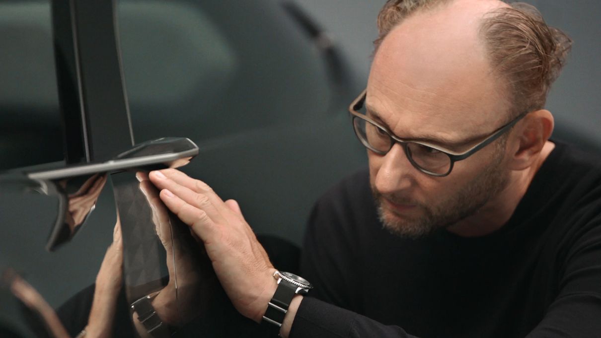 设计师 Marc Lichte 在虚拟车外后视镜旁。
