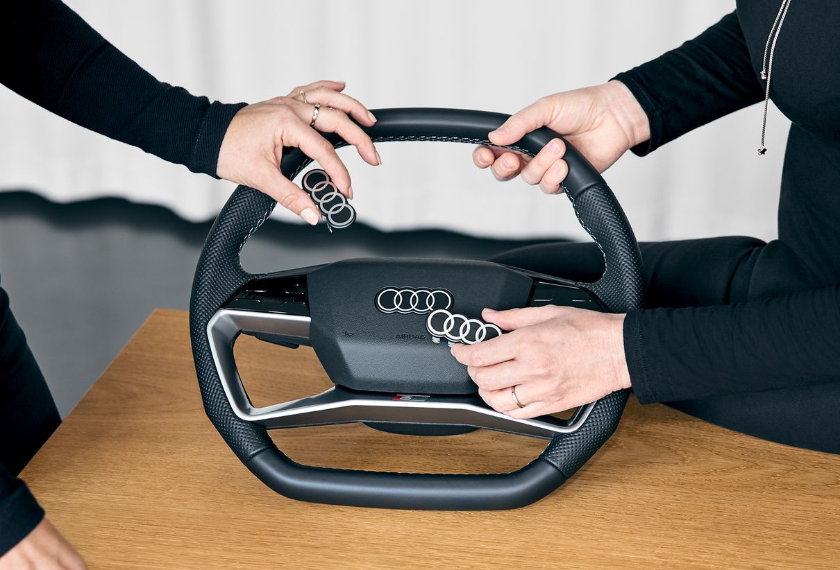 Los nuevos anillos de Audi, tal y como se ven en el volante del Audi Q4 e-tron
