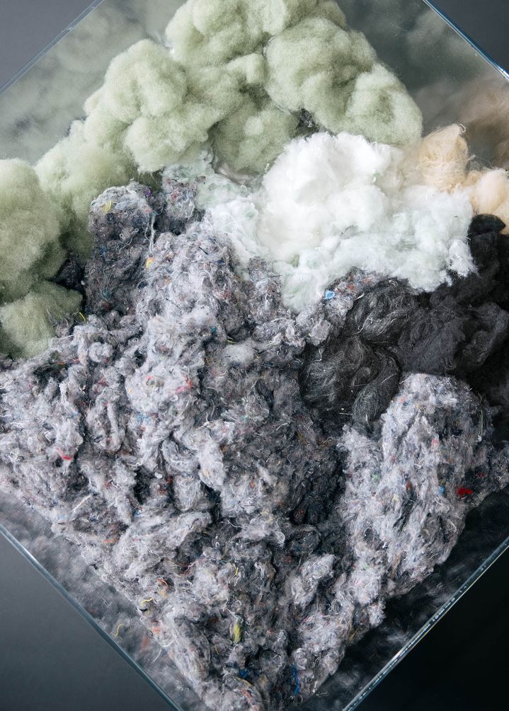 Les échantillons de fibres recyclées, utilisés dans l'habitacle, dans leur état d'origine.
