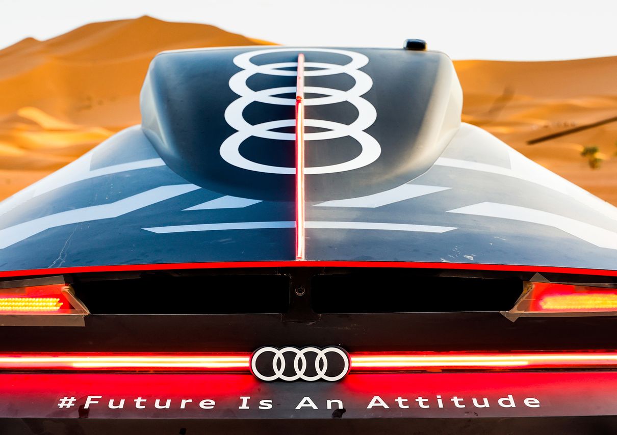 Vue sur un paysage de désert au-dessus de l'arrière de l'Audi RS Q e-tron.