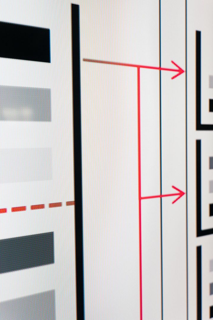 De foto van een beeldscherm toont twee rode pijlen.