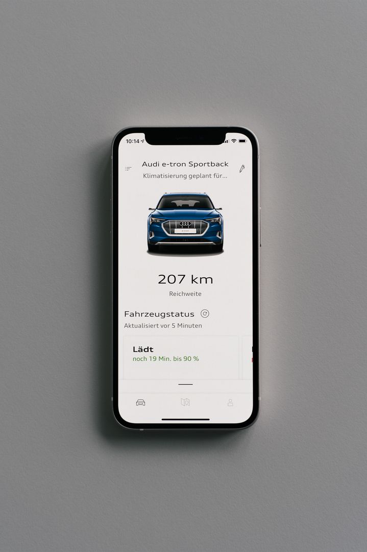 Een screenshot van de myAudi app toont de voertuigstatus van een blauwe auto met 207 km.