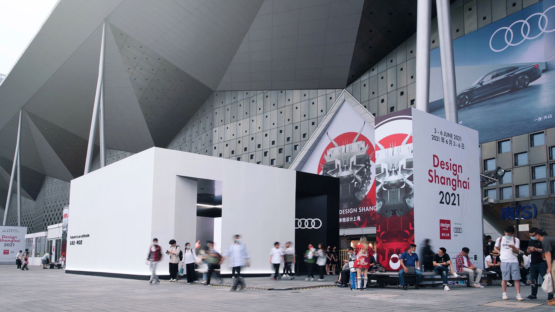 : Audi's walk-in installation in front of the trade show entrance. 
