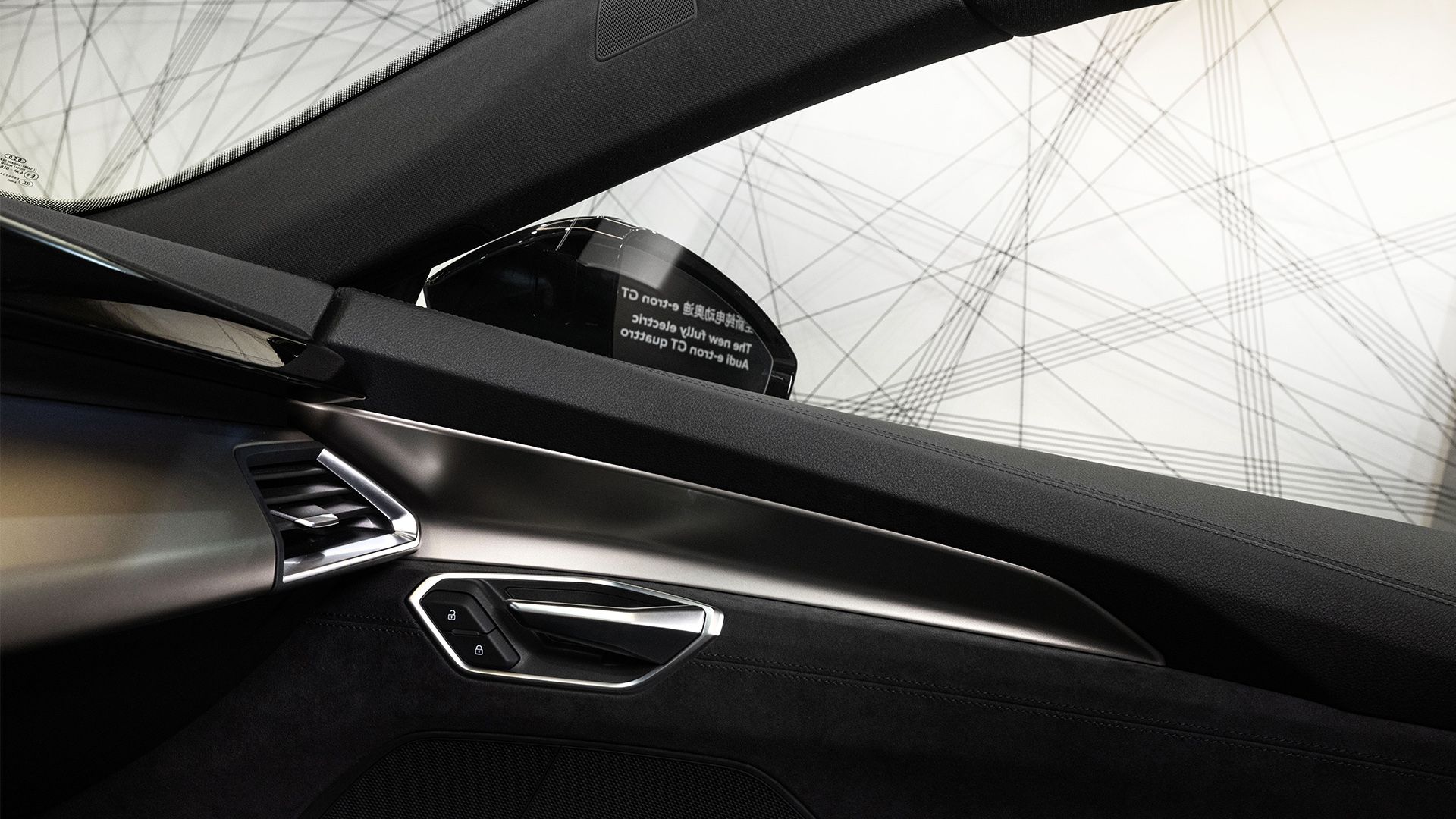 Blick aus dem Innern des Audi e-tron GT quattro auf die Installation.
