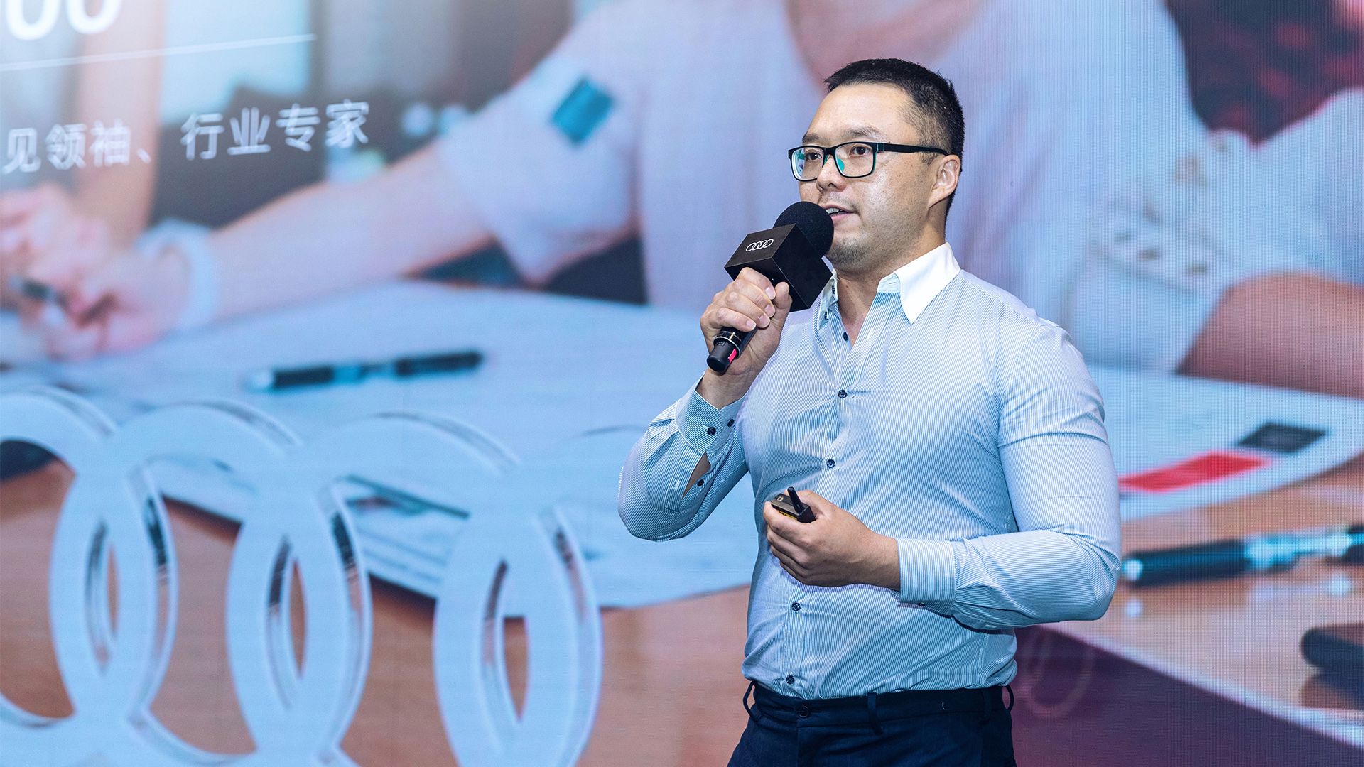 Yu (Scott) Zhao, Directeur de la recherche sur l'innovation chez Audi China, lors de sa présentation. 