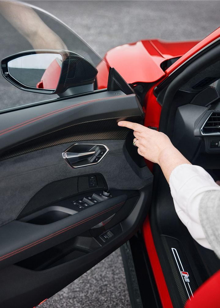 Aan de binnenzijde van het portier van de Audi RS e-tron GT zijn siernaden en bijzonder vormgegeven oppervlakken zichtbaar. 