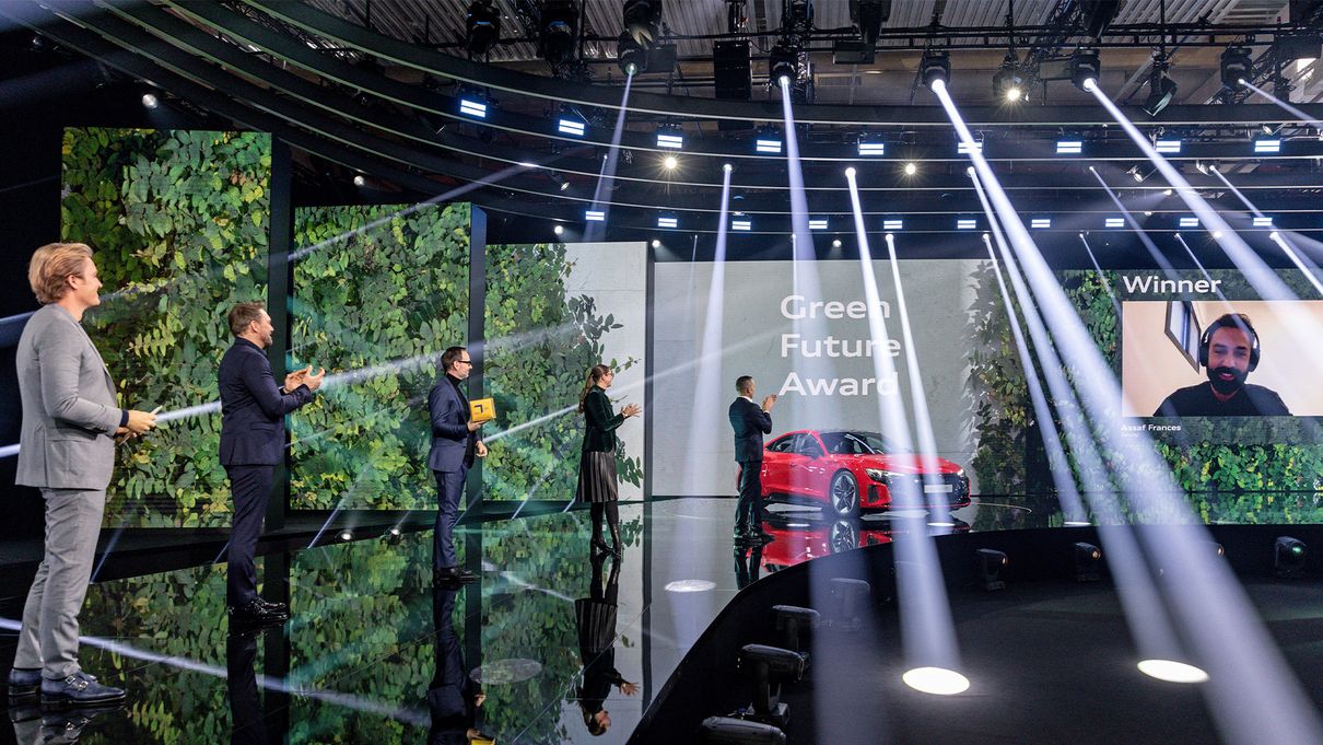 Nico Rosberg, co-fondateur du GREENTECH FESTIVAL, Steven Gätjen, animateur, Marco Voigt et Judith Kühn du GREENTECH FESTIVAL et Henrik Wenders Vice-Président Senoir d’Audi (de gauche à droite) lors de la remise des GREEN AWARDS, à l'occasion de la première mondiale de l'Audi RS e-tron GT et de l'Audi e-tron GT quattro. 