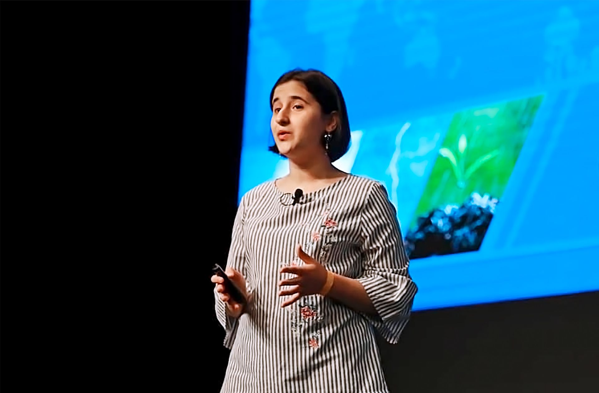Reyhan Jamalova (18), founder of Rainergy, developed a device that generates energy from rainwater when she was just 14 years old. Her device collects rainwater and drives a wheel that generates electricity. This relieves pressure on the local power grid and reduces CO2 emissions.