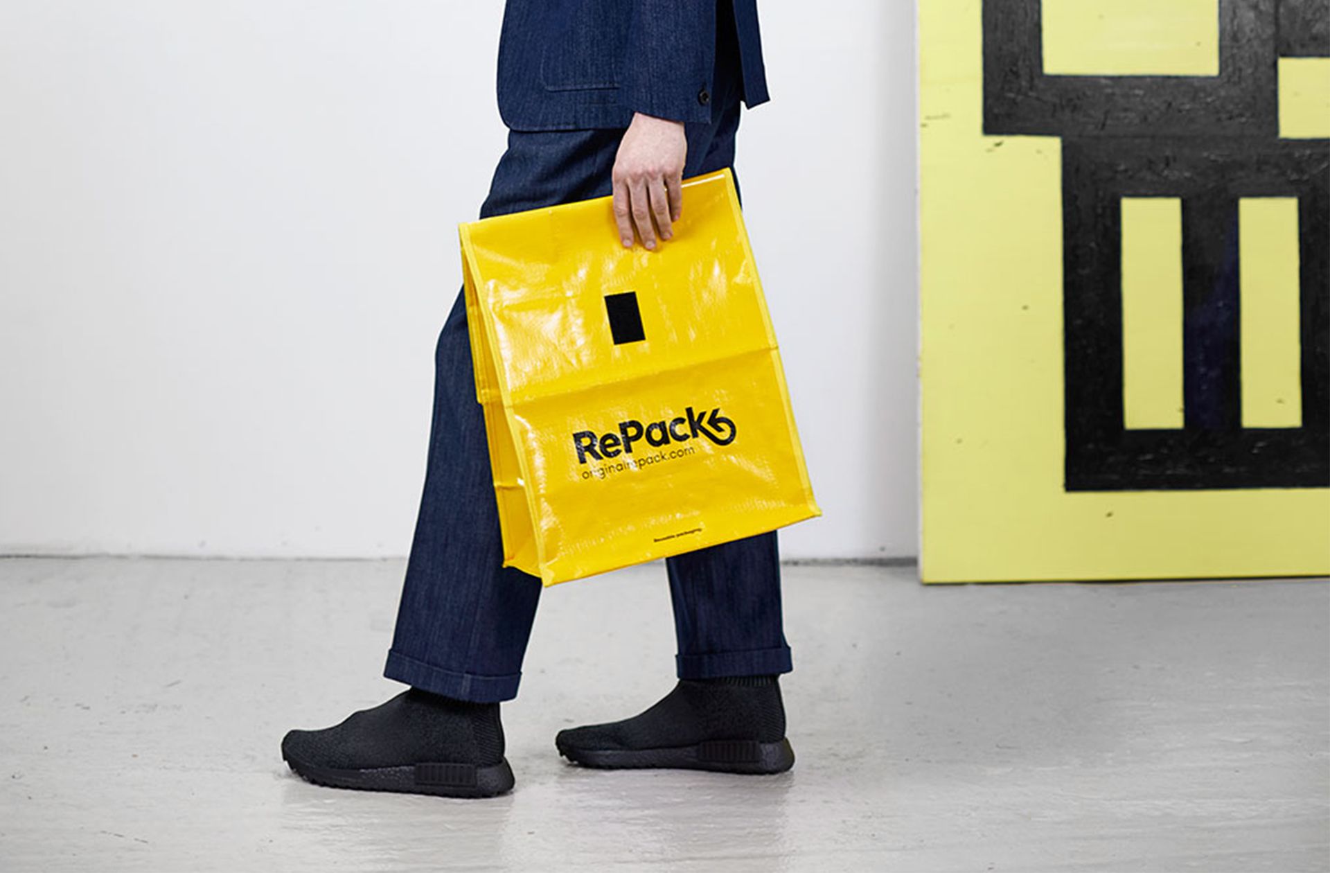 Someone carrying a yellow RePack-Bag.