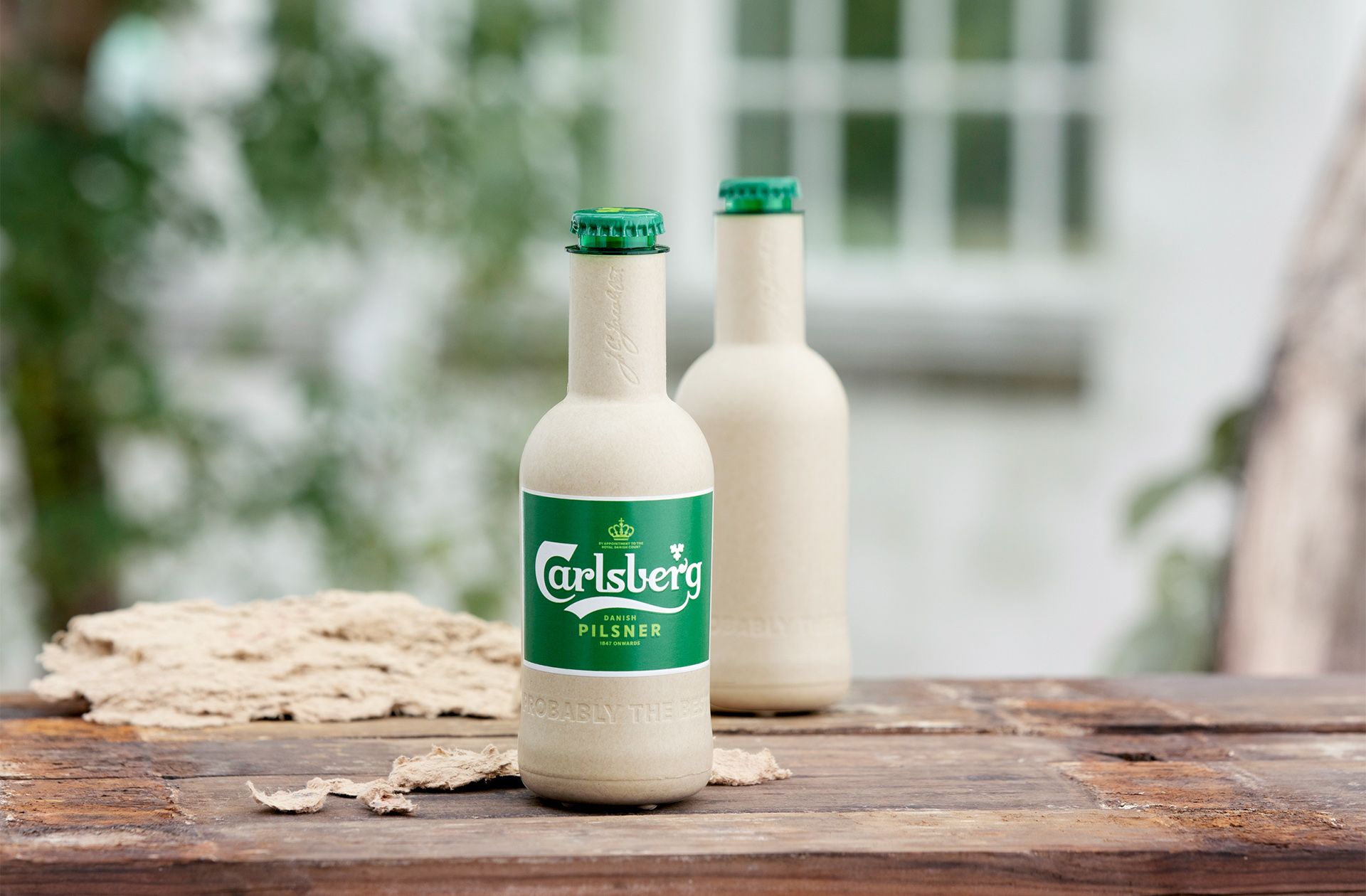 Green Fibre Bottle will die weltweit erste biobasierte Bierflasche aus natürlichen Ressourcen werden. Die Flasche besteht hauptsächlich aus natürlichen Holzfasern, die aus zertifizierten nachhaltigen Quellen stammen, und ist vollständig recycelbar. 