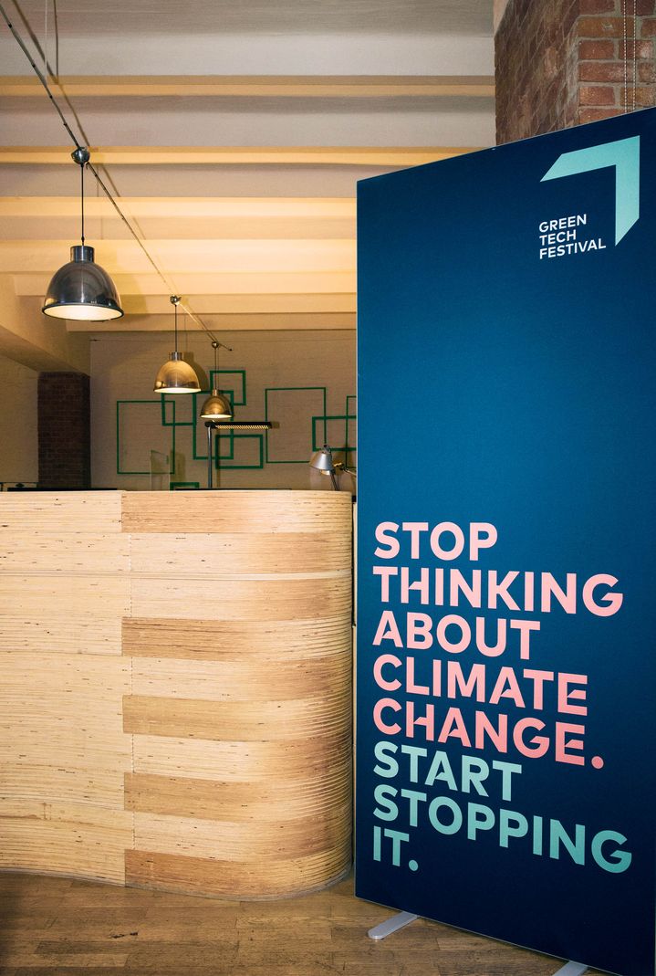 Ein Aufsteller mit der Botschaft „Stop thinking about climate change. Start stopping it“.