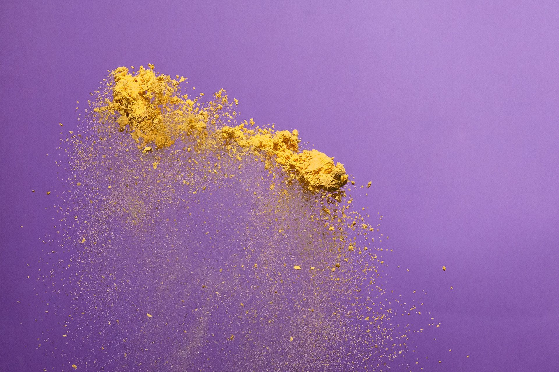 La poudre Solein sur une surface violette.