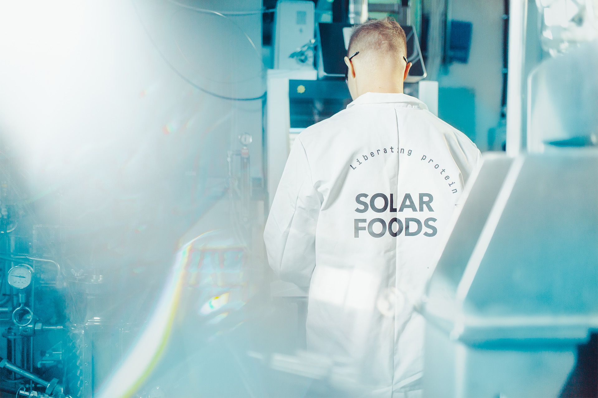 Un empleado de Solarfoods trabaja en una máquina.