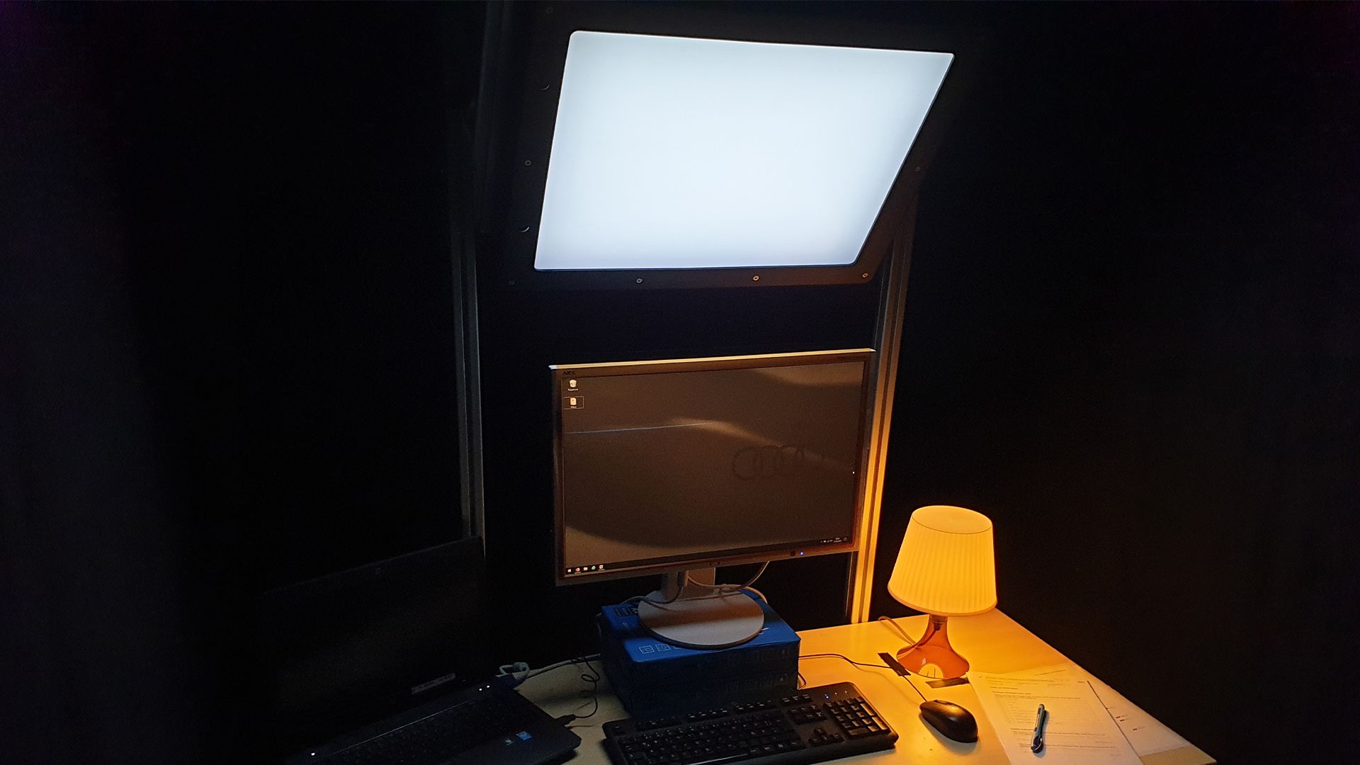 Laboratory experiment: This is what the setup inside the darkened box looked like. 