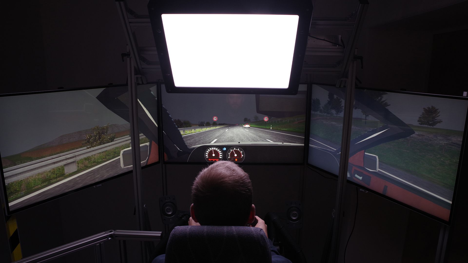 The driving simulator reproduces the effect of light when traveling in a car.