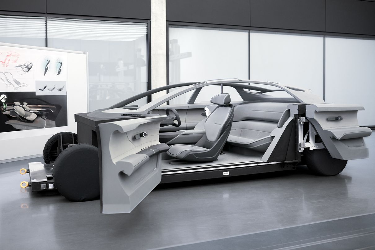 Modell des Audi grandsphere concept mit geöffneten Türen.