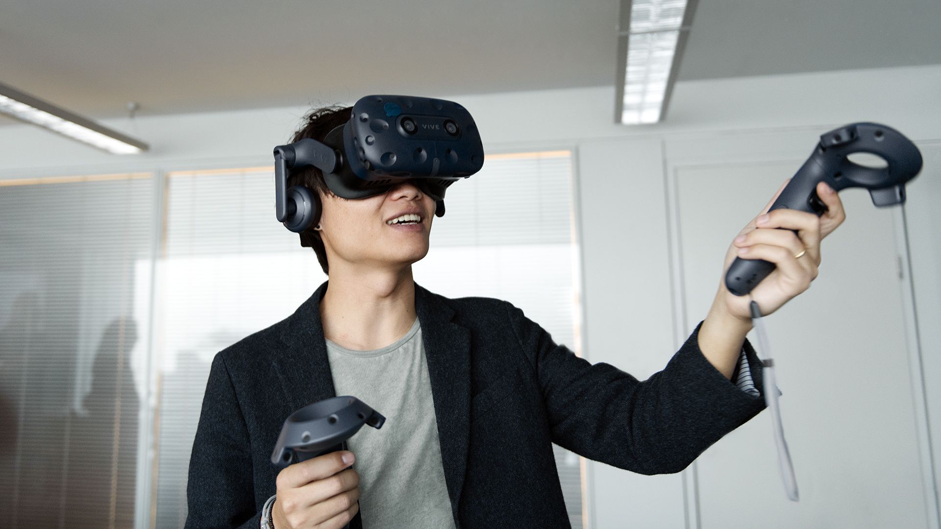 Yunzhou Wu di Design Audi China con occhiali VR e attrezzatura VR. I team di progettazione li utilizzano per progetti comuni a tutti i continenti. 
