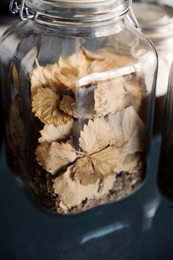 Un bicchiere che contiene foglie essiccate.