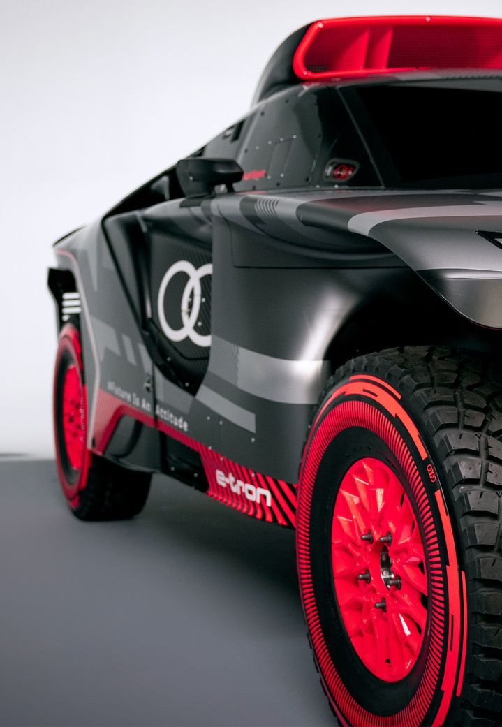 Eine Aufnahme des Audi RS Q e-tron von vorne.