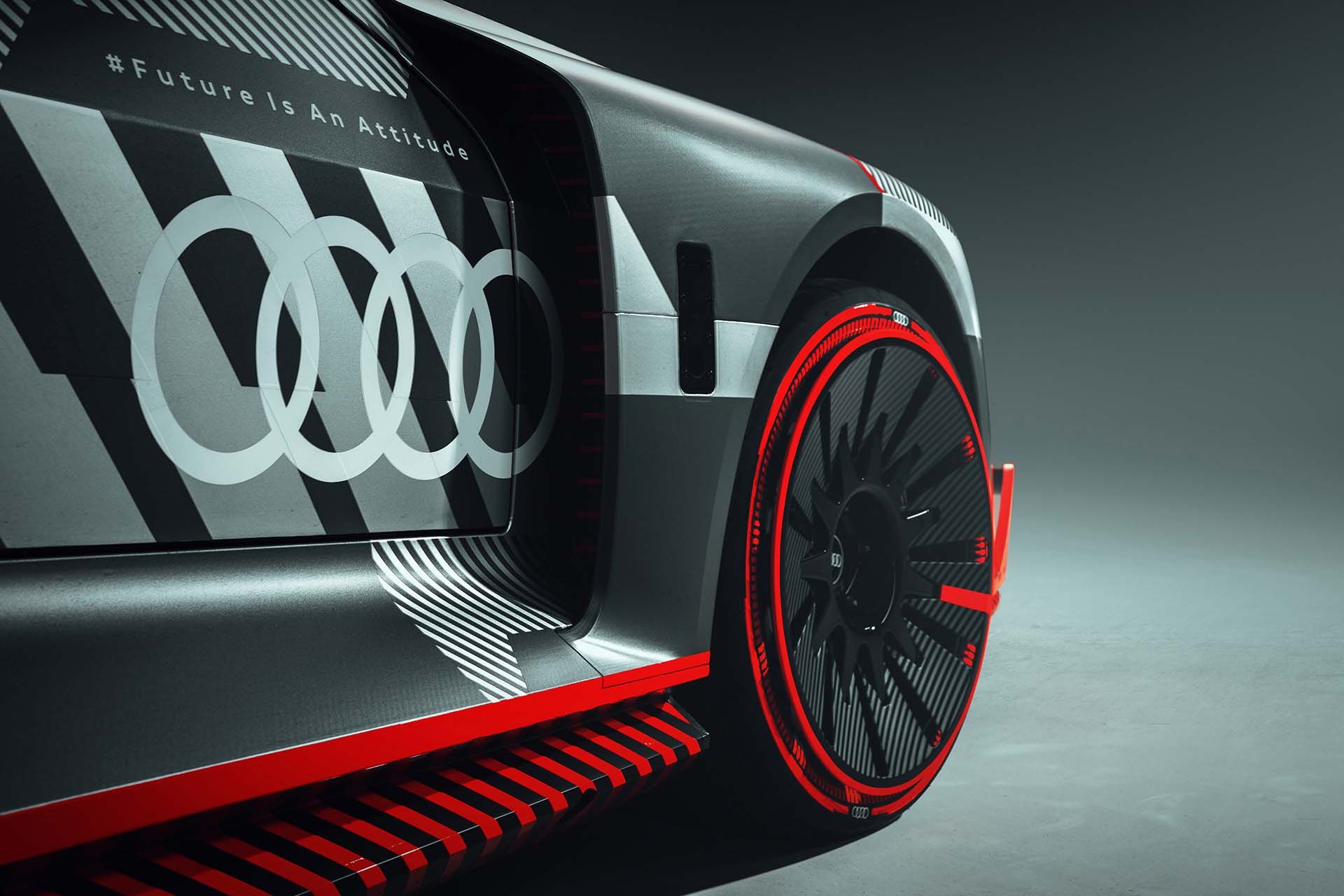 Detalle del lateral y de la rueda delantera del Audi S1 Hoonitron