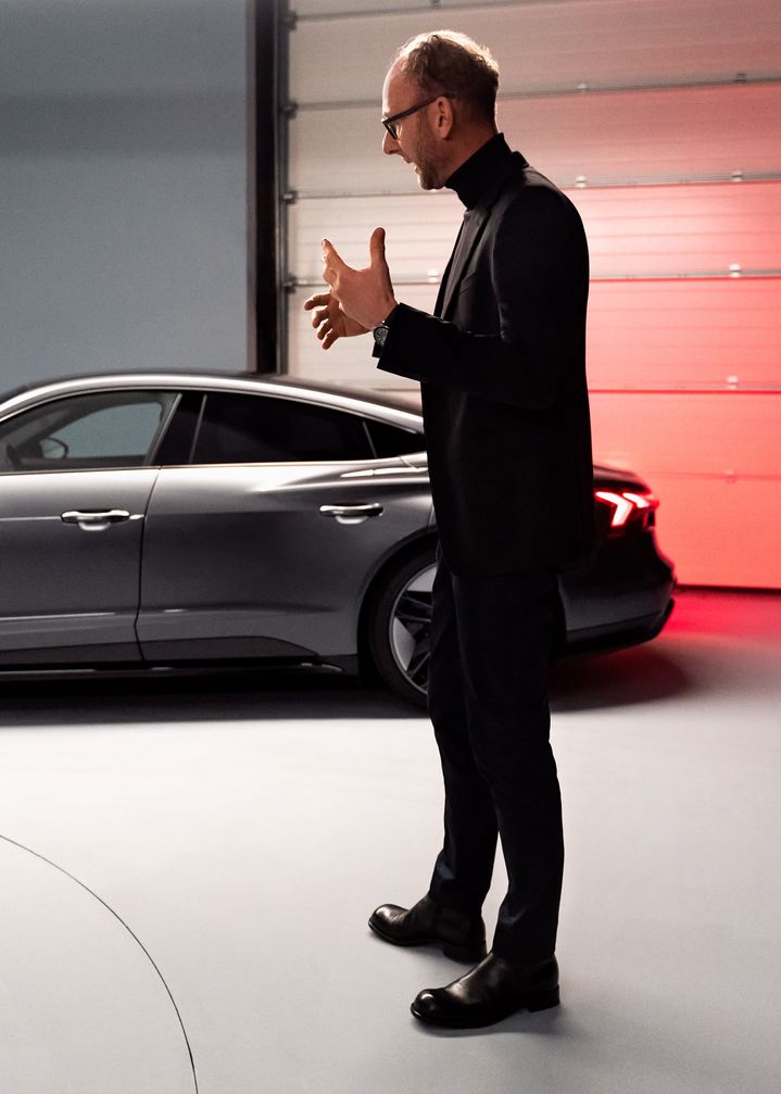 Marc Lichte gestikuliert vor dem Audi RS e-tron GT.