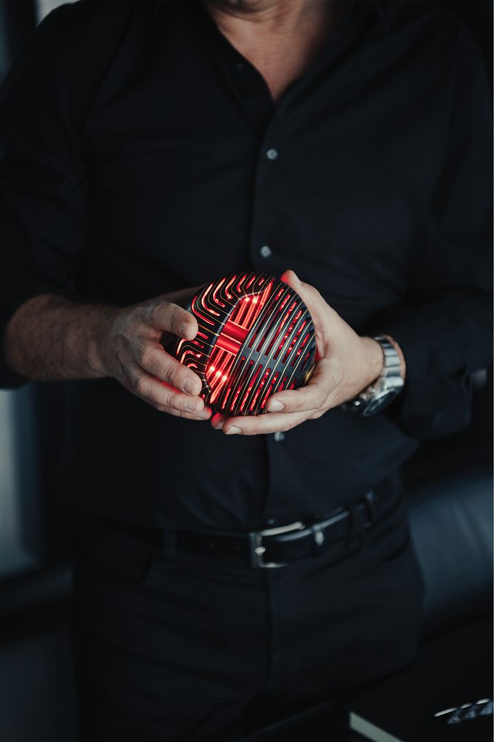 Een lichtgevende bol in de handen van César Muntada.