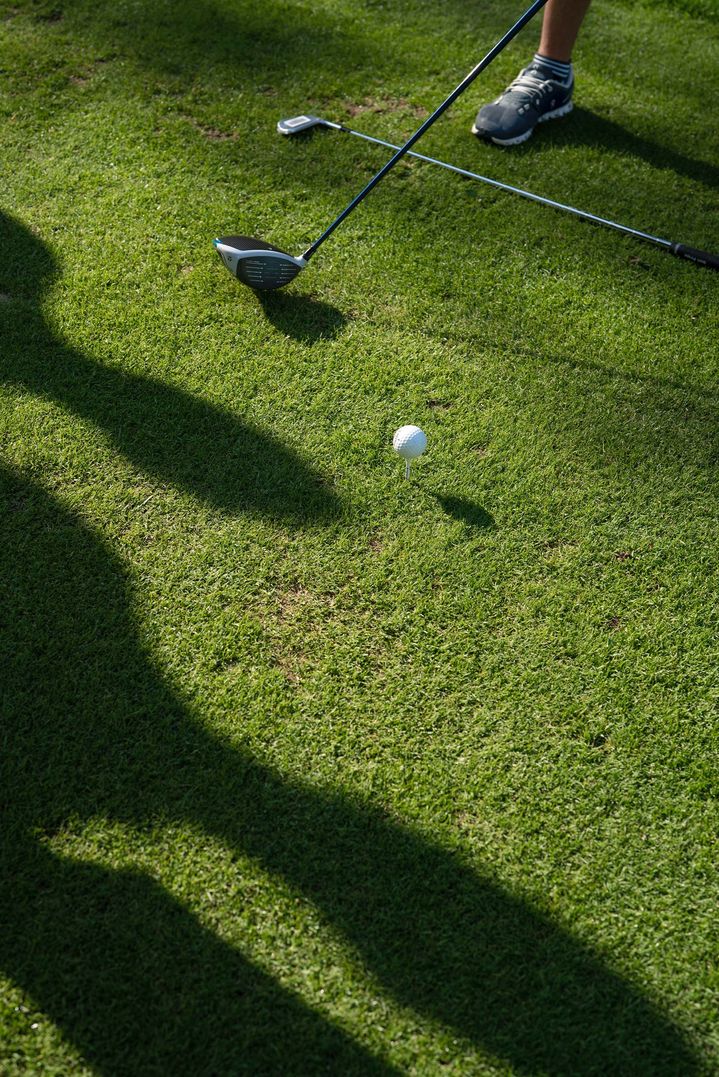 Ein Golfball rollt über das Grün. 