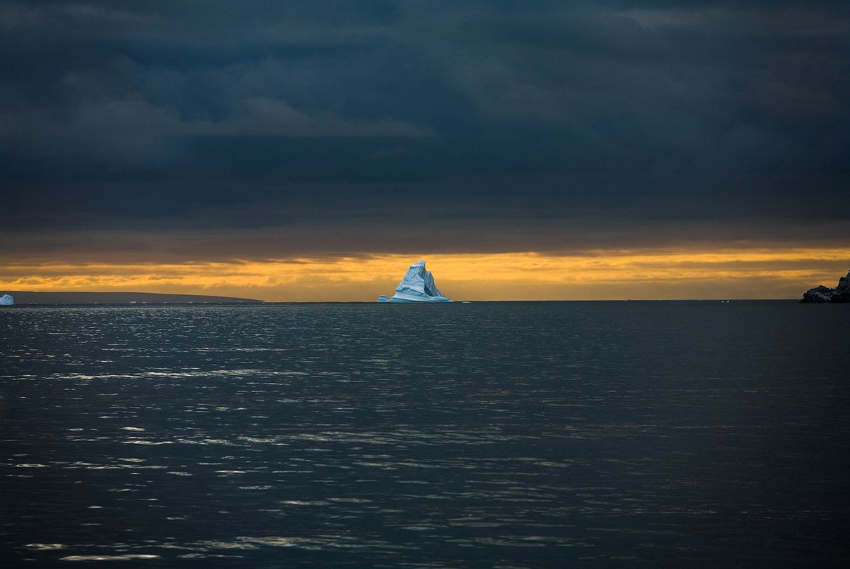Antarktika'da uzaktan görülen bir buz dağı. 