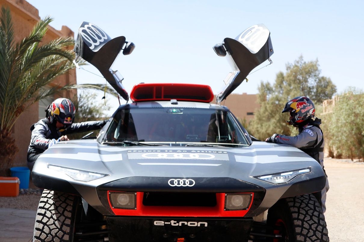 Stéphane Peterhansel et Édouard Boulanger montent à bord de l'Audi RS Q e-tron.