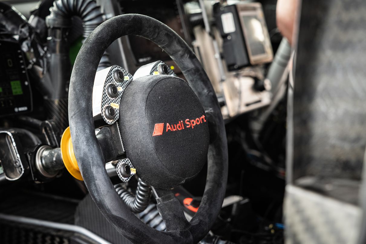 Look insinde the Cockpit of the Audi RS Q e-tron.