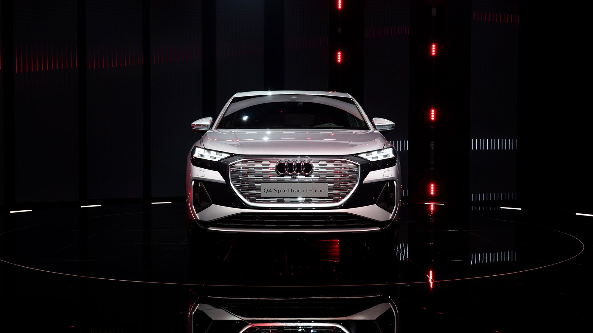  A front view of the silver Audi Q4 Sportback e-tron.