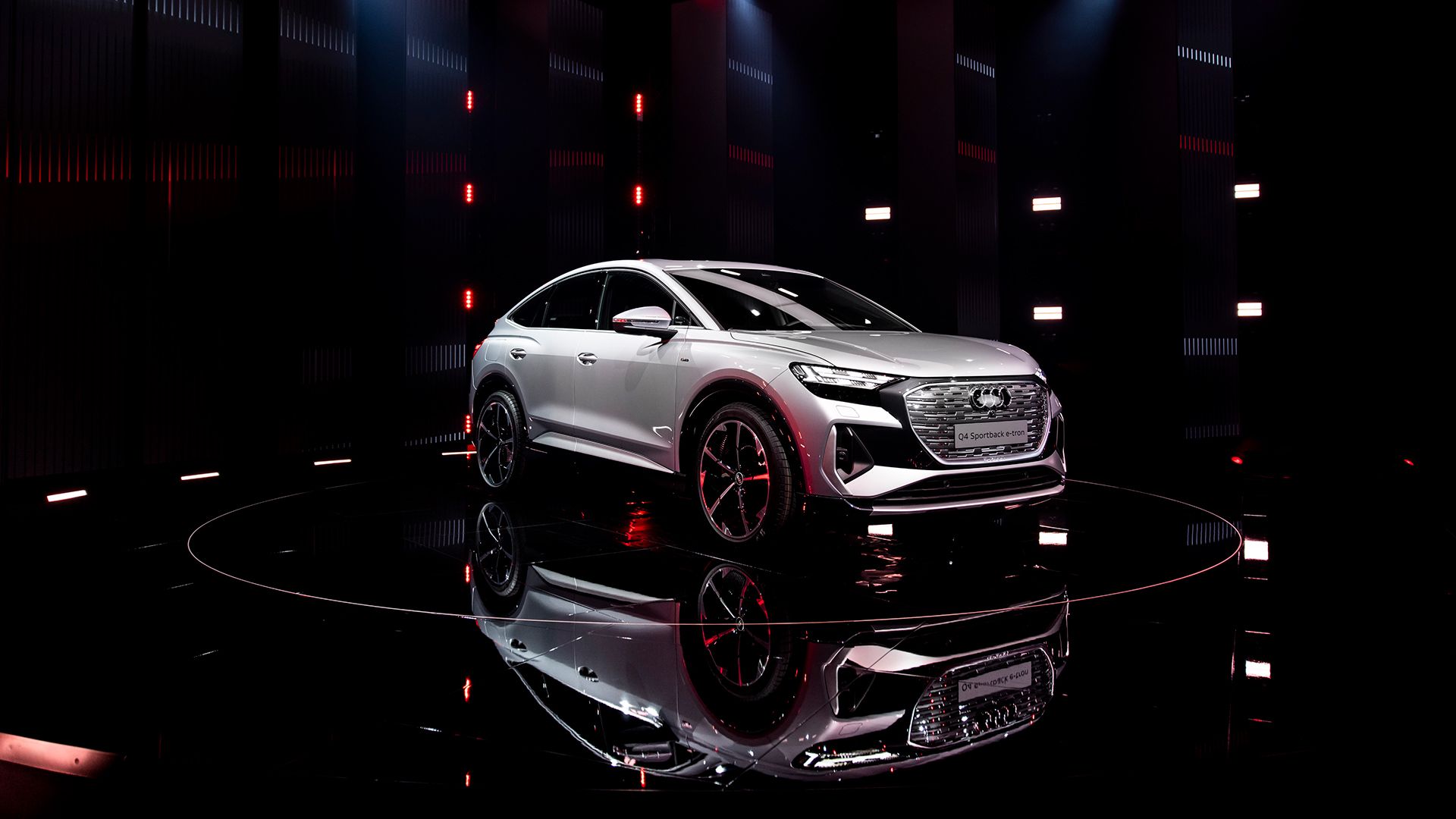 Der Audi Q4 Sportback e-tron steht auf der Bühne.